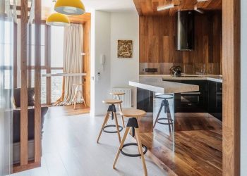 Meleg, természetes fa textúrák, tiszta fehér és könnyű terek kellemes kombinációja egy 56m2-es lakásban – fával körbeölelt konyha