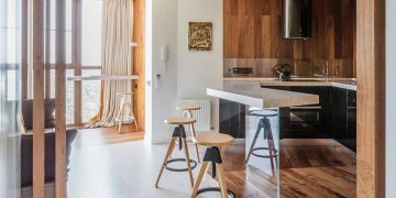 Meleg, természetes fa textúrák, tiszta fehér és könnyű terek kellemes kombinációja egy 56m2-es lakásban – fával körbeölelt konyha