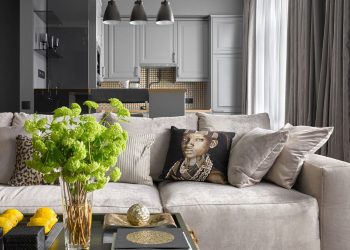 Elegáns, stílusos terek szürke árnyalatokkal 56m2-en – hálószoba elválasztása egyedi megjelenésű, falba épített panellel