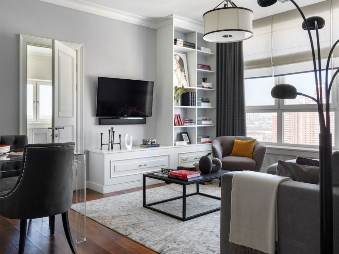 Új elrendezés a konyha áthelyezésével egy fiatal pár 77m2-es lakásában - praktikusabb élettér, stílusos berendezés, rejtett ajtók