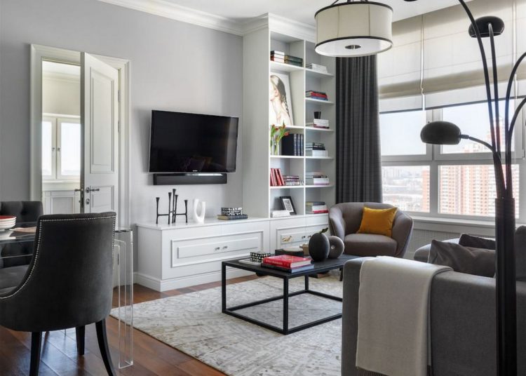 Új elrendezés a konyha áthelyezésével egy fiatal pár 77m2-es lakásában - praktikusabb élettér, stílusos berendezés, rejtett ajtók