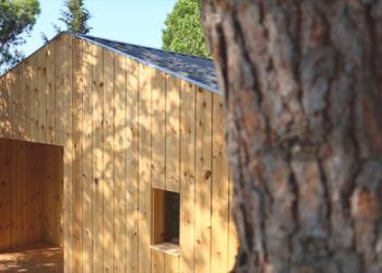 Egy faház felépítése elevenedik meg, time-lapse fotózási technikával