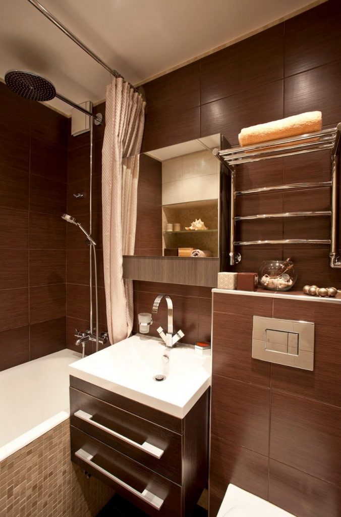 Kis fürdőszoba berendezés ötlet, barna és bézs burkolattal 5