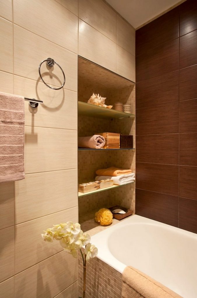 Kis fürdőszoba berendezés ötlet, barna és bézs burkolattal 4