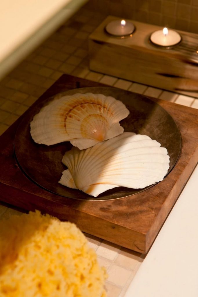 Kis fürdőszoba berendezés ötlet, barna és bézs burkolattal 3