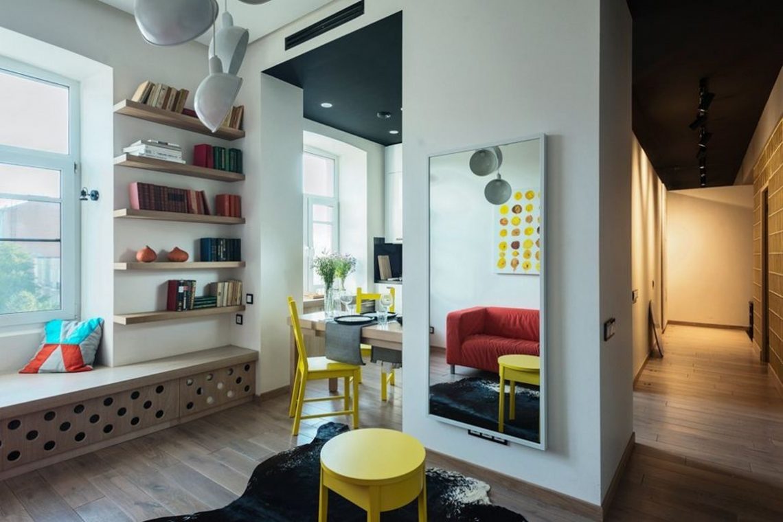 Modern, fiatalos lakberendezés 40m2-en - sárga üvegtégla-fal és kiegészítők, tölgy padló, fehér falak, egy kevés feketére festett mennyezet