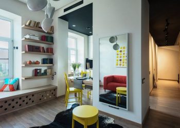 Modern, fiatalos lakberendezés 40m2-en - sárga üvegtégla-fal és kiegészítők, tölgy padló, fehér falak, egy kevés feketére festett mennyezet