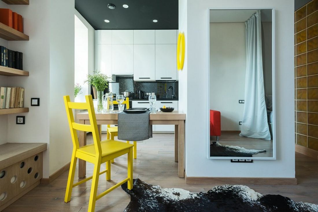 Modern, fiatalos lakberendezés 40m2-en - sárga üvegtégla-fal és kiegészítők, tölgy padló, fehér falak, egy kevés feketére festett mennyezet