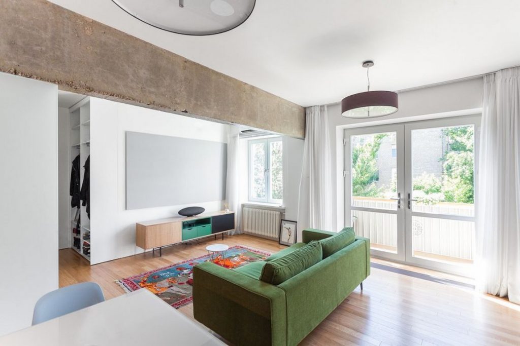 Modern térszervezés 47m2-en - monokróm, egyszínű enteriőr színes bútorokkal és világos elemekkel, stúdió lakás