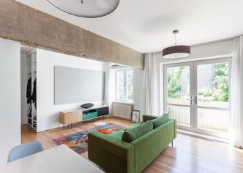 Modern térszervezés 47m2-en - monokróm, egyszínű enteriőr színes bútorokkal és világos elemekkel, stúdió lakás