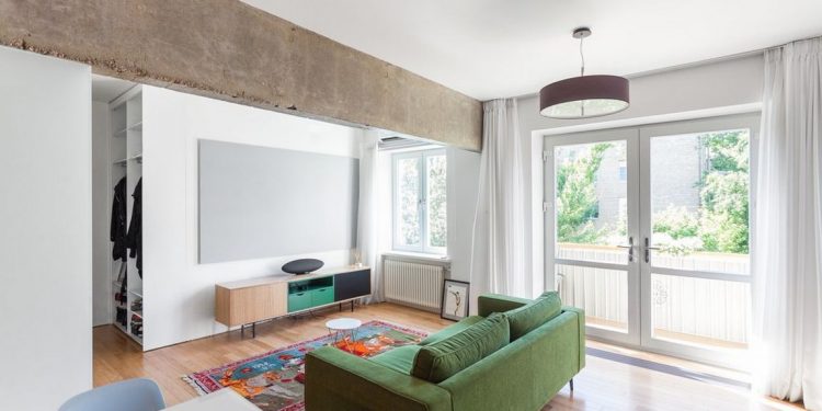 Modern térszervezés 47m2-en - monokróm, egyszínű enteriőr színes bútorokkal és világos elemekkel, stúdió lakás