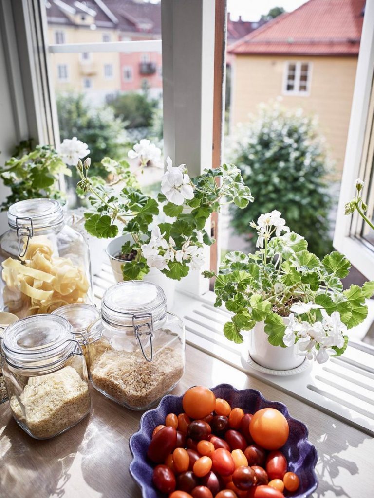 L alakú konyha ablakkal, kis étkezővel, lakásban 4