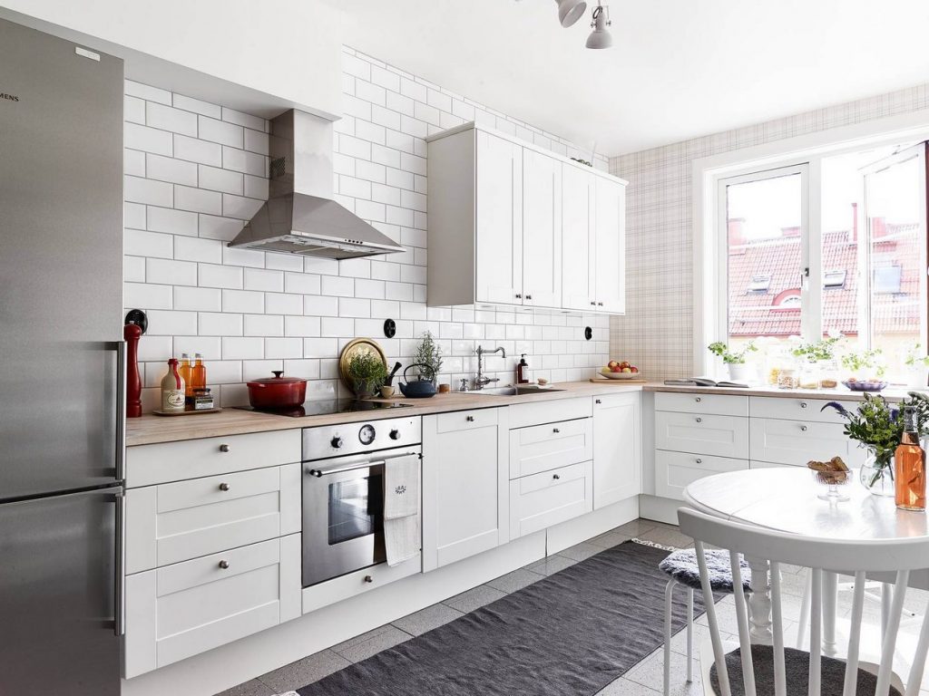 L alakú konyha ablakkal, kis étkezővel, lakásban 3