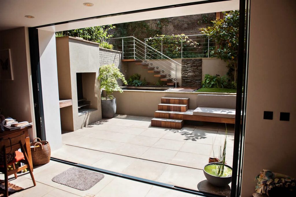 Városi kert, terasz téglafalak között - szintekkel 6 Városi kert, terasz téglafalak között - szintekkel 6