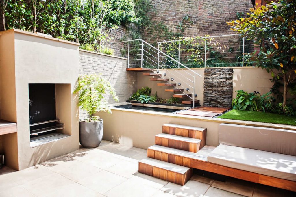 Városi kert, terasz téglafalak között - szintekkel 5 Városi kert, terasz téglafalak között - szintekkel 5