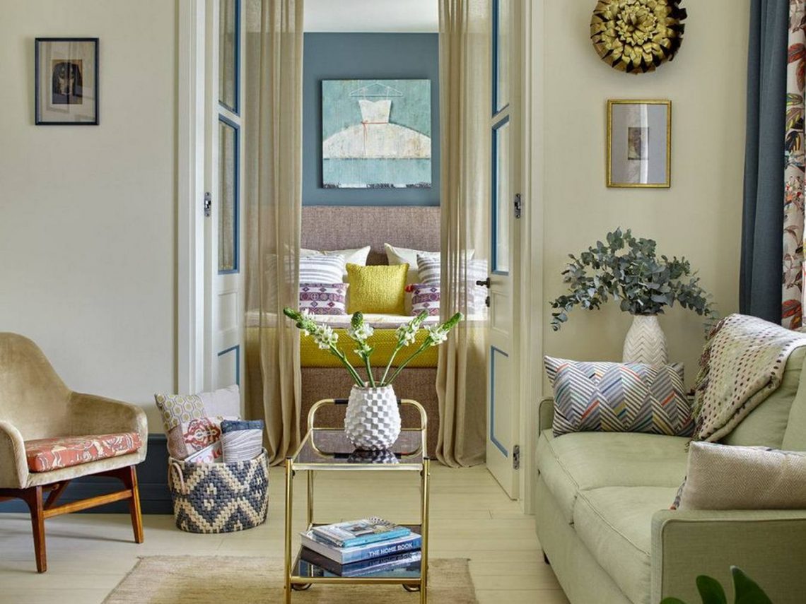 Vidám, színes, egyedi lakberendezés 56m2-en – kétszobás lakás retro bútorokkal, pozitív hangulattal