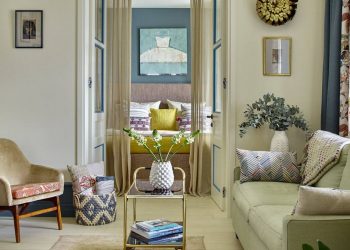 Vidám, színes, egyedi lakberendezés 56m2-en – kétszobás lakás retro bútorokkal, pozitív hangulattal