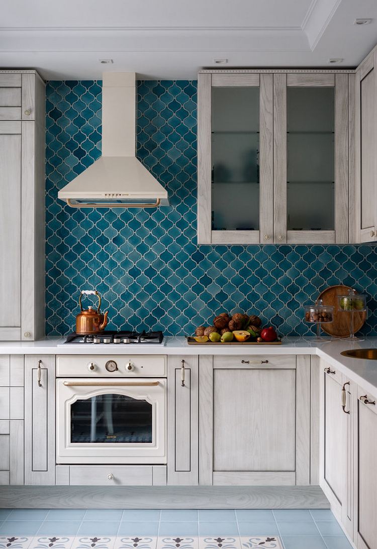 Ebben a konyhában a szép kék árnyalatú, keleti stílusú konyha hátfal burkolat a helyiség fő dísze lett
