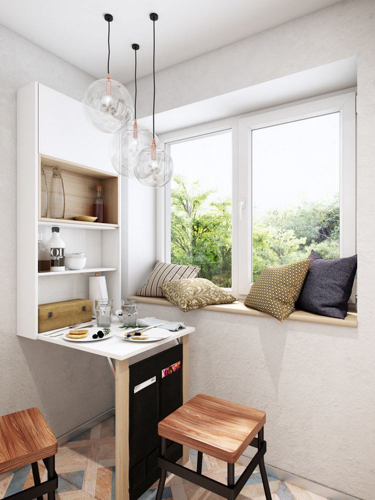 A kis konyhában az ablak melletti kis étkező helytakarékos, összecsukott formában zárt szekrényke, nyitott formában étkezőasztal nyitott polcokkal