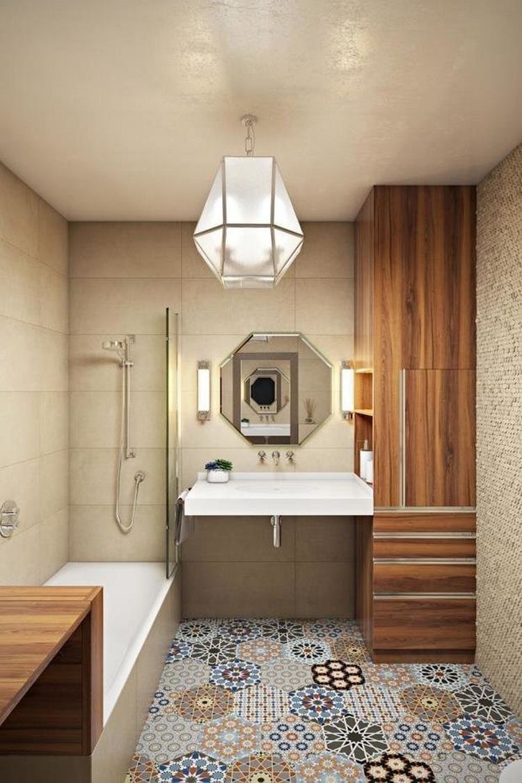 A tervező ebben a fürdőszobában a padlón alkalmazta a patchwork mintát, mely szépen passzol a barna-arany, meleg fa dekorációhoz