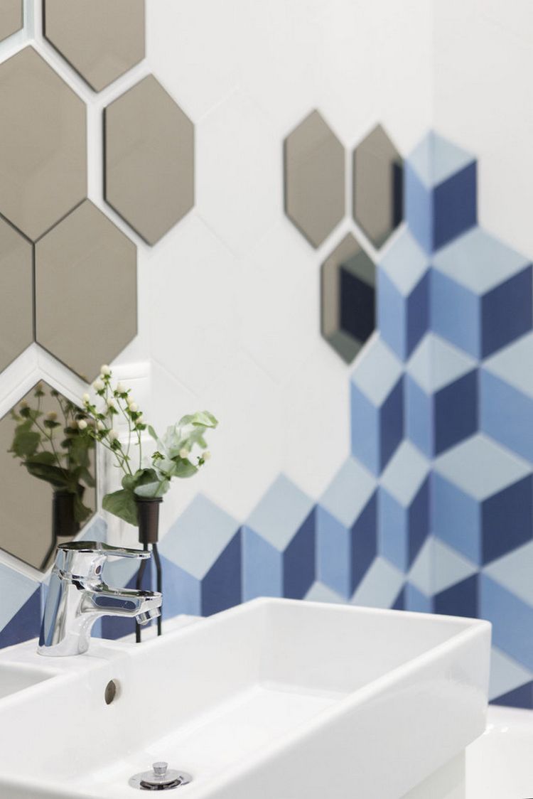 Ebben a fürdőszobában a hatszögletű csempe egy puzzle-t idéz, melyet kék árnyalatú geometriai mintákkal tettek még érdekesebbé