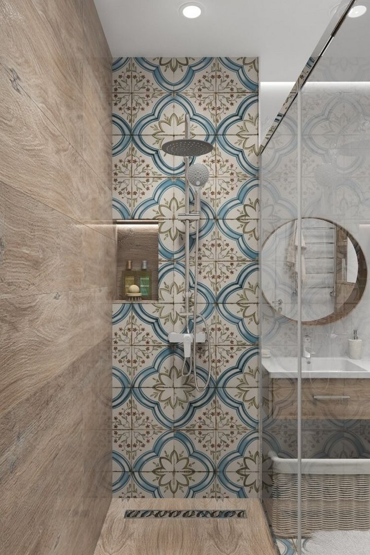A tervező ebben a fürdőszobában egy egyszerű, mégis nagyon szép megoldást választott. A zuhanyfülkében az egyik falat és a padlót fahatású, a zuhany mögötti falat mintás csempével burkolta, utóbbi nagy mintáját kisebb formátumú lapok adják ki.