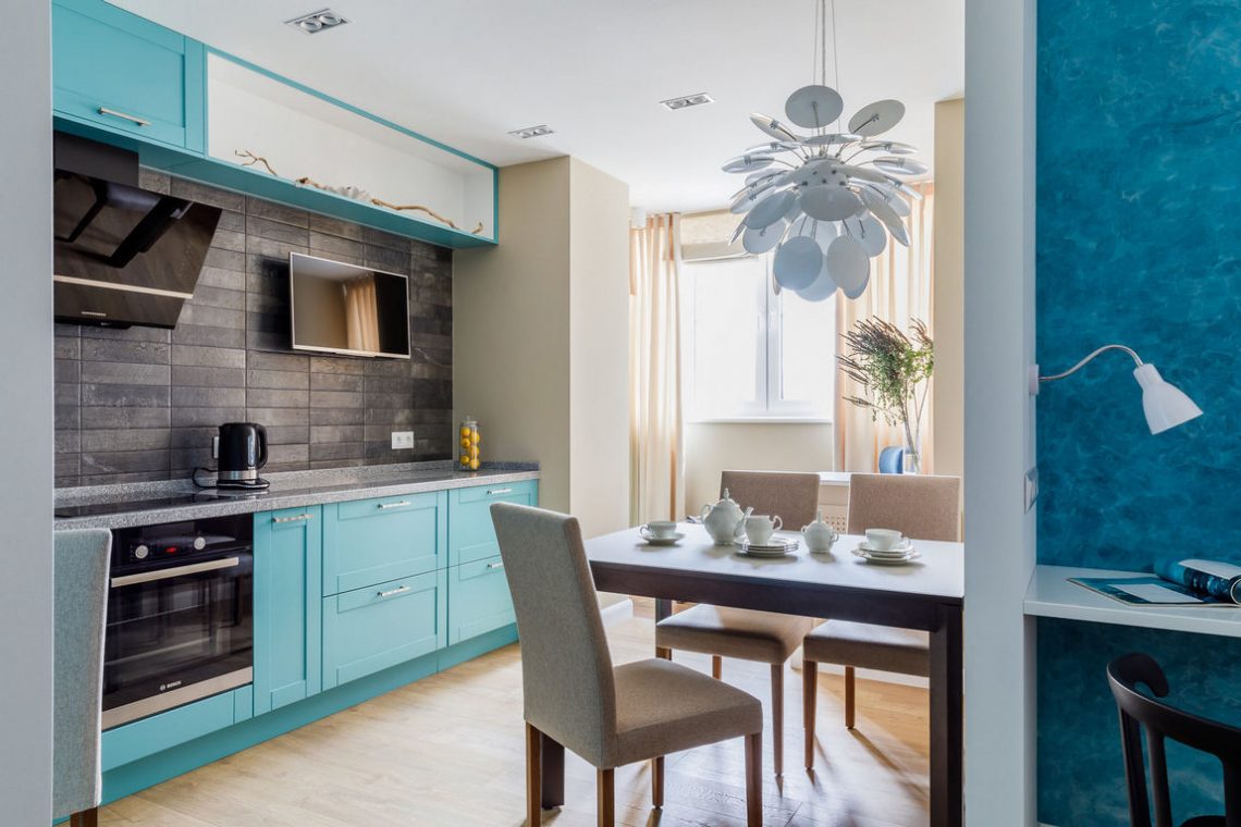 Példa 45m2-en az elosztás átszervezésére - egy lakószobából nappali és háló, élhetőbb arányok, dekoráció bézs és türkiz árnyalatokkal