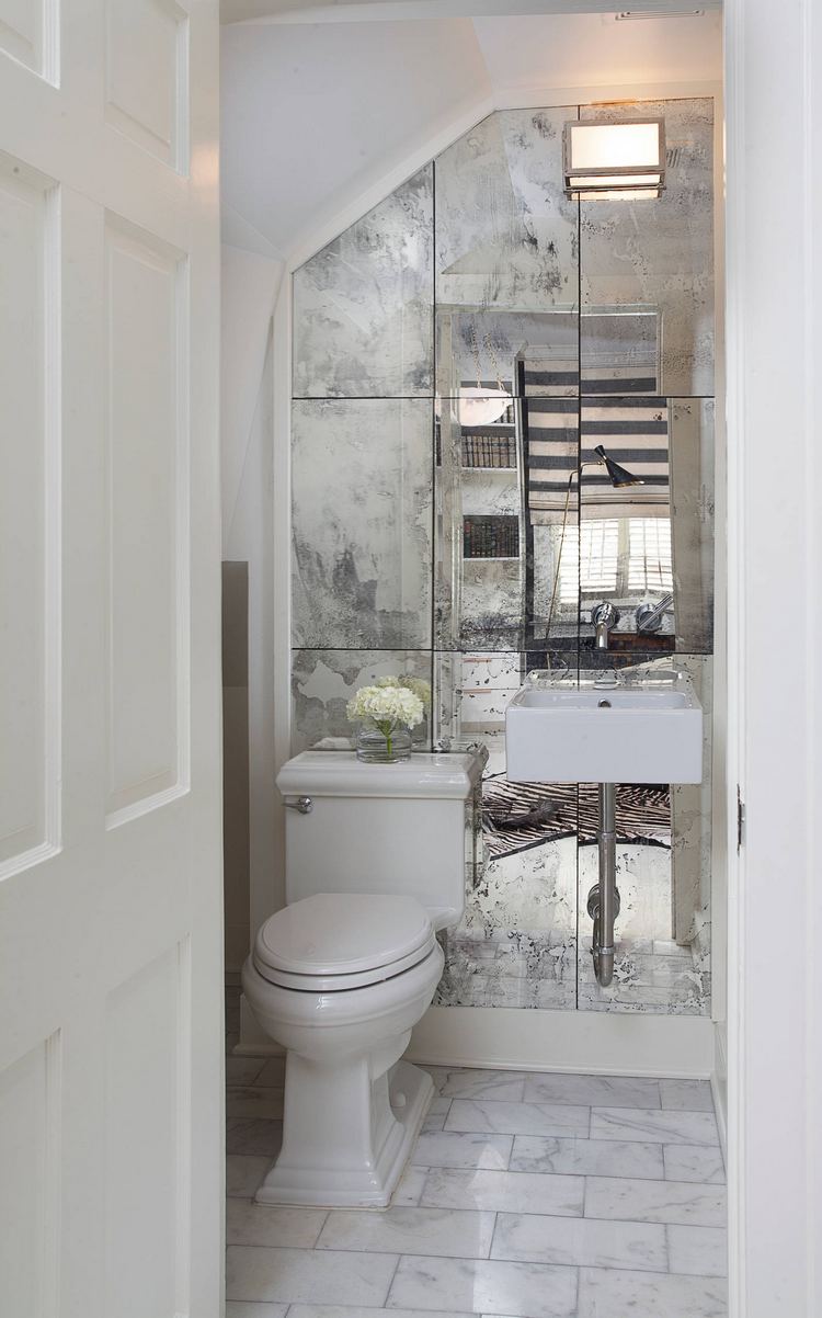 Egy apró mosdó is válhat kellemese méretű helyiséggé, ha az egyik falát tükörrel burkoljuk