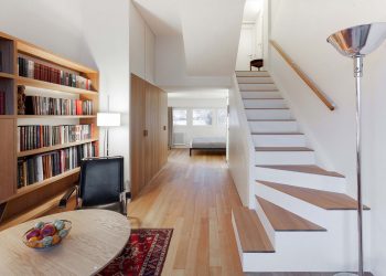 Beépített konyha szekrénybe rejtve, helytakarékos tárolórendszer, letisztult színvilág, fehér és fa - modern lakberendezés 33m2-en