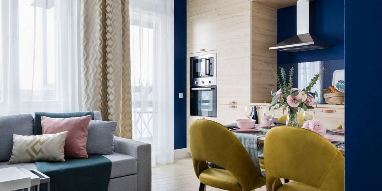 Egy csipetnyi rózsaszín, mély kék, modern fa konyhabútor egy ügyesen berendezett 49m2-es lakásban