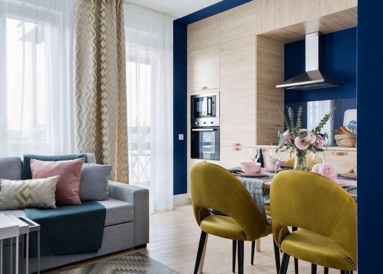Egy csipetnyi rózsaszín, mély kék, modern fa konyhabútor egy ügyesen berendezett 49m2-es lakásban