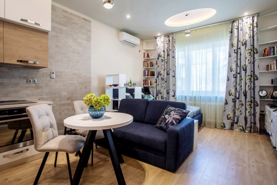 Egyedülálló hölgy kis lakásának berendezése a XIII. kerületben - egy szoba, két kerékpár, franciaágy 30m2-en