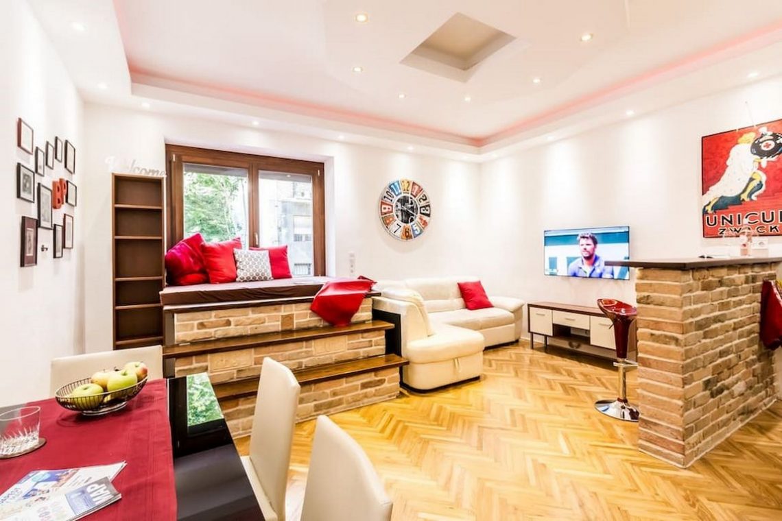 Fiatal férfi belvárosi, földszinti 42m2-es lakásából mediterrán hangulatú modern otthon