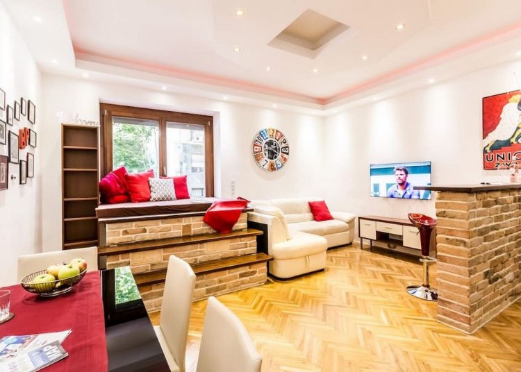 Fiatal férfi belvárosi, földszinti 42m2-es lakásából mediterrán hangulatú modern otthon