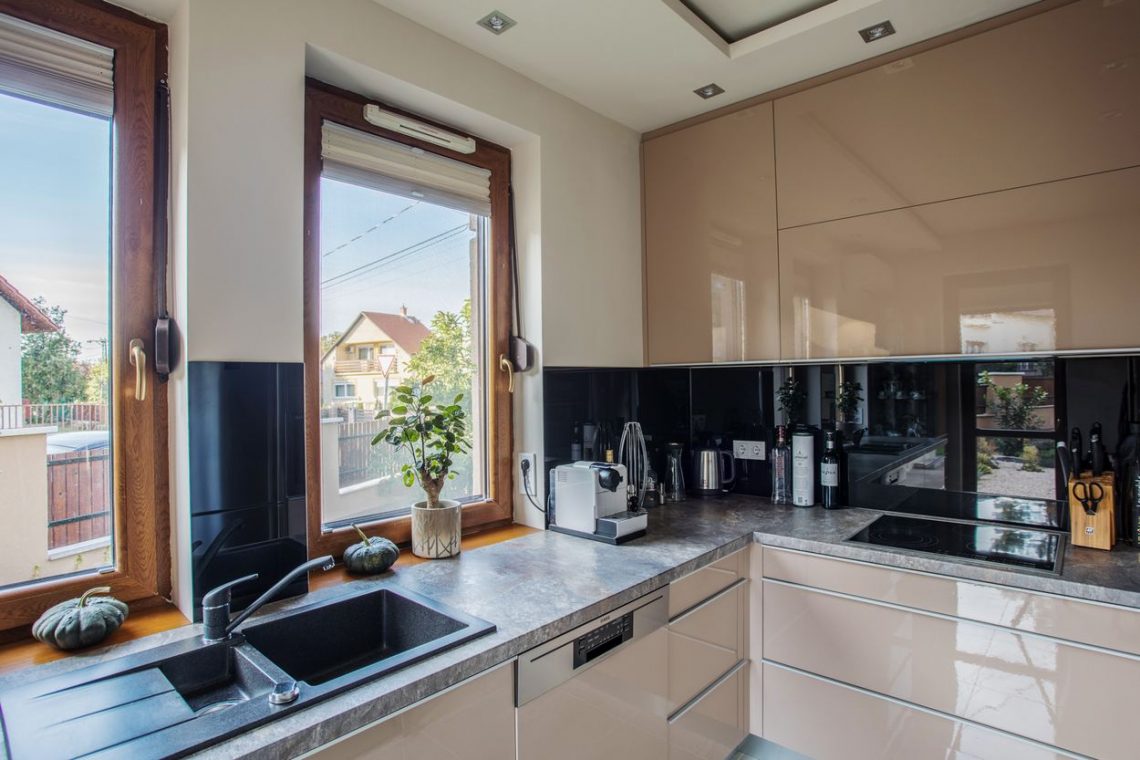 Ház Dunakeszin - család után egy új férfi tulajdonos igényeihez igazítva a lakberendezést és az elrendezést - 100m2 két szinten, tölgy, bézs, dekor festés