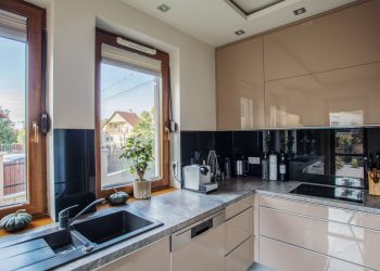 Ház Dunakeszin - család után egy új férfi tulajdonos igényeihez igazítva a lakberendezést és az elrendezést - 100m2 két szinten, tölgy, bézs, dekor festés