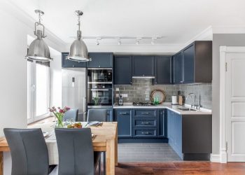 Kis kétszobás lakásban amerikai lakberendezési stílus, kék és szürke árnyalatok, kényelmes hálószoba - 40m2