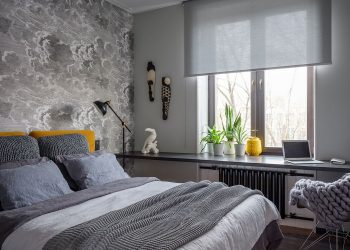 Mintás tapéták, okkersárga, szürke, kék színek, sötét és világos felületek egy 63m2-es, háromszobás lakásban