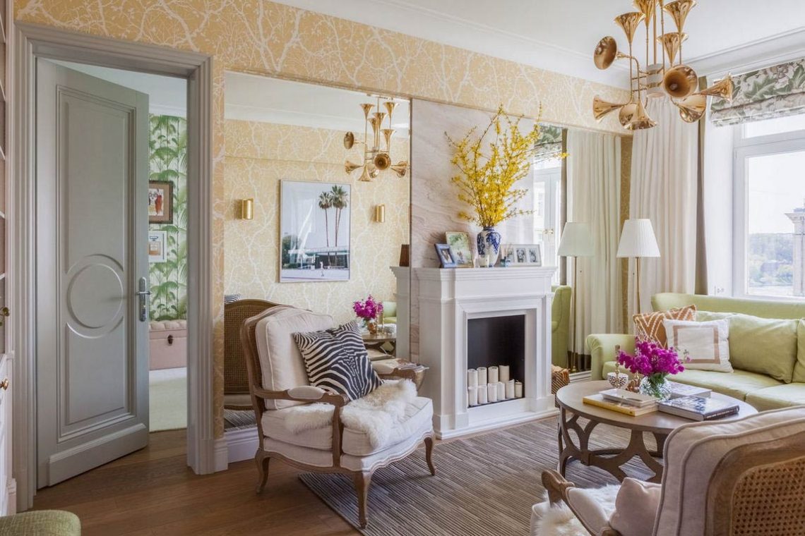 Mintás tapéta minden falon - fiatal család felújított 74m2-es lakása bézs, zöld árnyalatokkal, sok tükörrel, egyedi, beépített bútorokkal