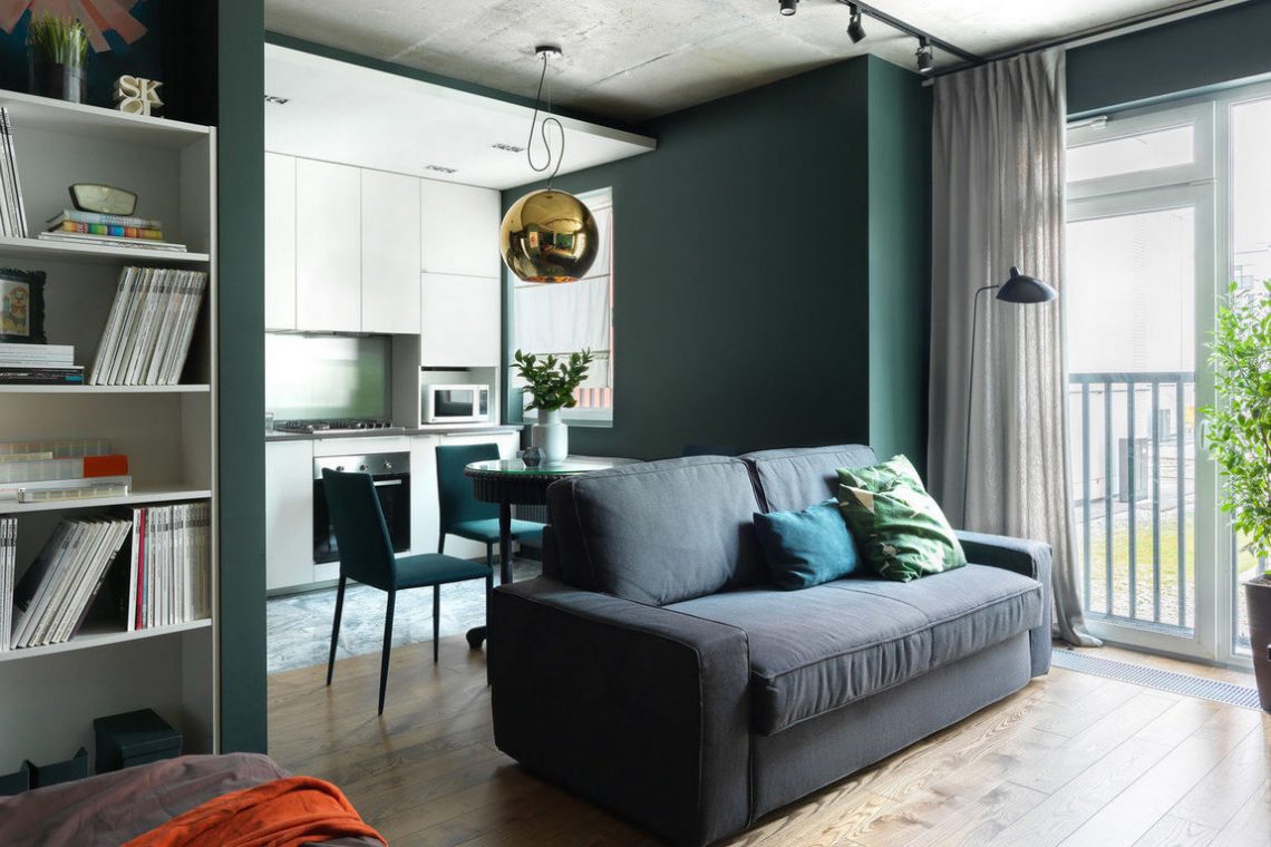 Nyugodt mély zöld alapszín egy fiatal pár lakásában - külön gyerekszoba miatt kis kompromisszum az elosztásban, 50m2-en