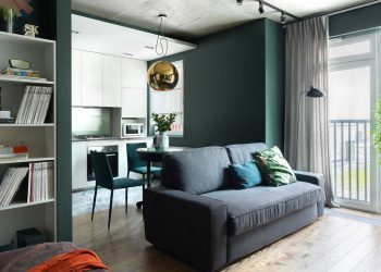 Nyugodt mély zöld alapszín egy fiatal pár lakásában - külön gyerekszoba miatt kis kompromisszum az elosztásban, 50m2-en