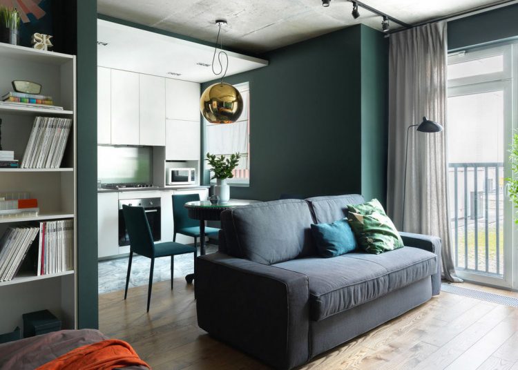 Nyugodt mély zöld alapszín egy fiatal pár lakásában - külön gyerekszoba miatt kis kompromisszum az elosztásban, 50m2-en