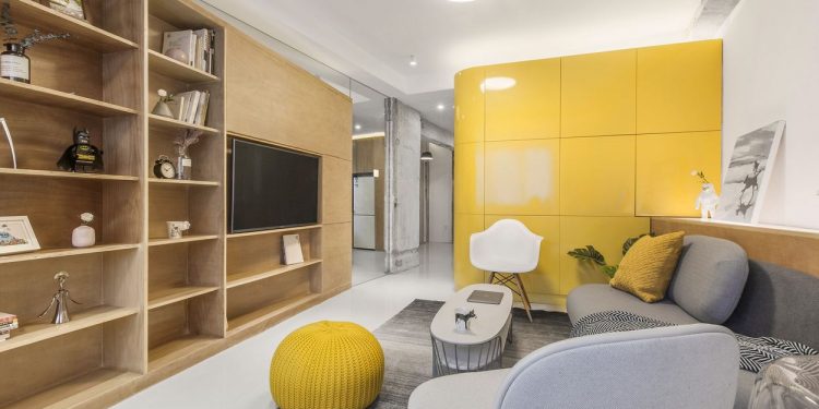 Sárga konyha, rengeteg kreativitás, ultramodern lakberendezés - fa dobozokba épített háló és fürdő egy 48m2-es lakásban
