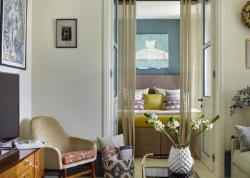 Vidám, színes, egyedi lakberendezés 56m2-en - kétszobás lakás retro bútorokkal, pozitív hangulattal