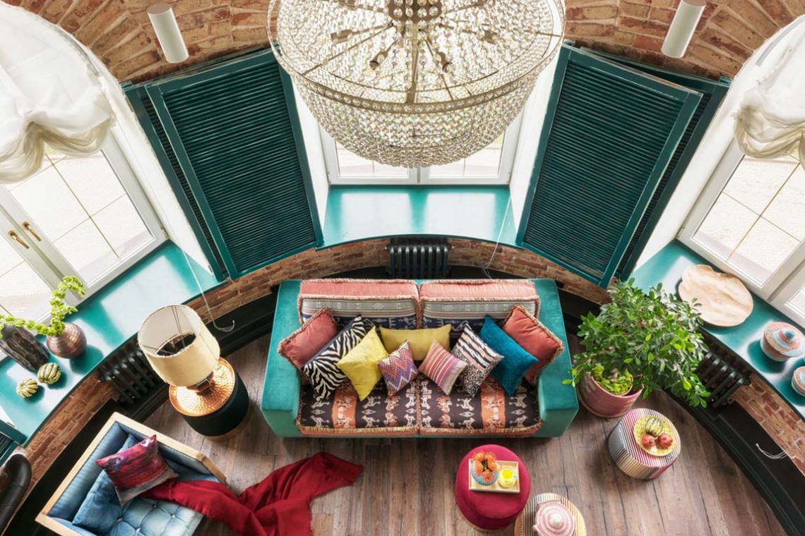 Vidám színek, minták egy sokat utazó építész 45m2-es, nagy belmagasságú, galériás, bohém hangulatú lakásában