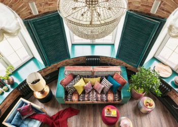 Vidám színek, minták egy sokat utazó építész 45m2-es, nagy belmagasságú, galériás, bohém hangulatú lakásában