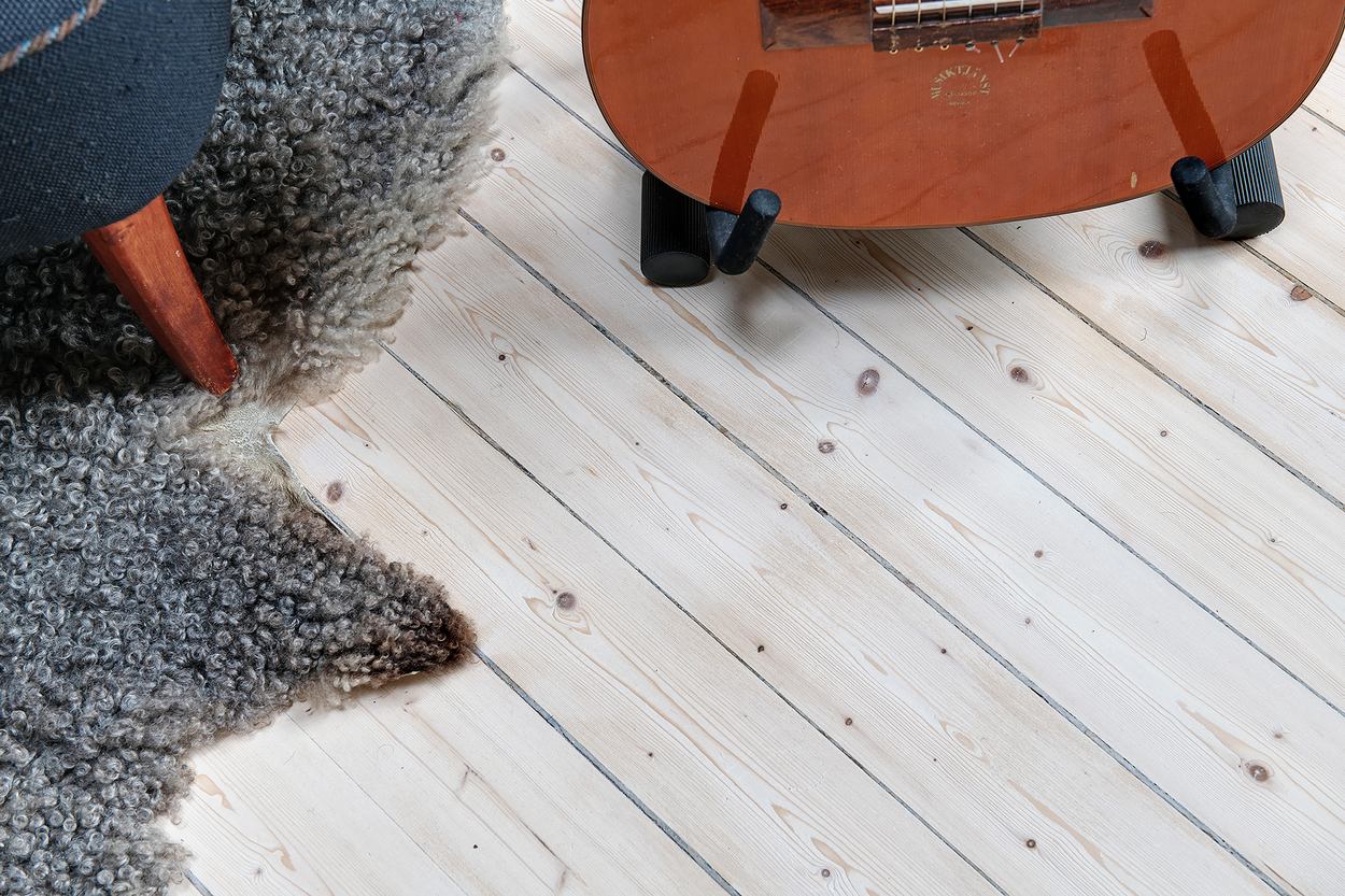 Elbűvölő, vidéki hangulatú berendezés lakásban - tégla, különleges tapéták, gerendák, fa padló, régi bútorok - 62m2 két szinten Elbűvölő, vidéki hangulatú berendezés lakásban - tégla, különleges tapéták, gerendák, fa padló, régi bútorok - 62m2 két szinten