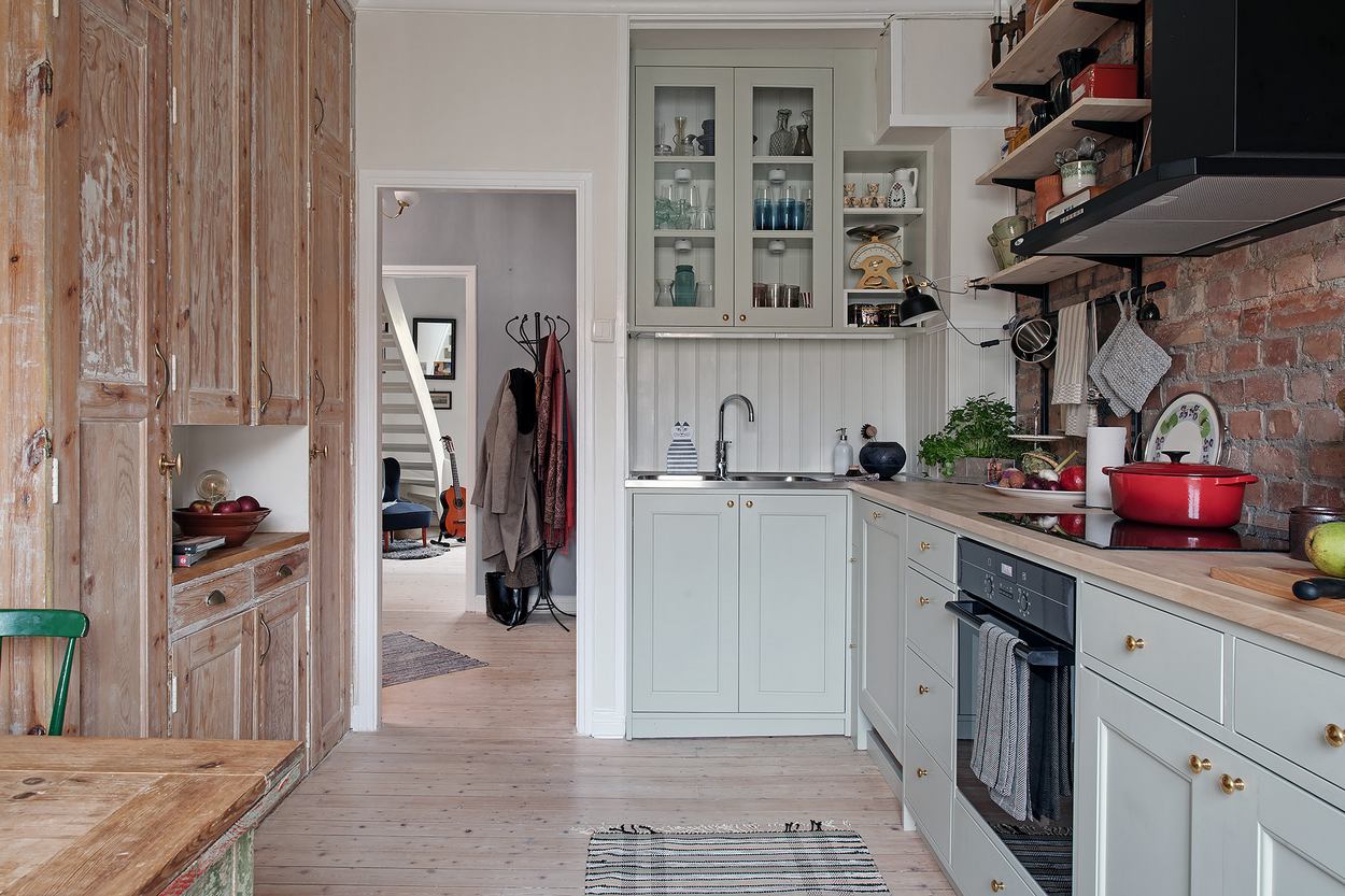 Elbűvölő, vidéki hangulatú berendezés lakásban - tégla, különleges tapéták, gerendák, fa padló, régi bútorok - 62m2 két szinten Elbűvölő, vidéki hangulatú berendezés lakásban - tégla, különleges tapéták, gerendák, fa padló, régi bútorok - 62m2 két szinten