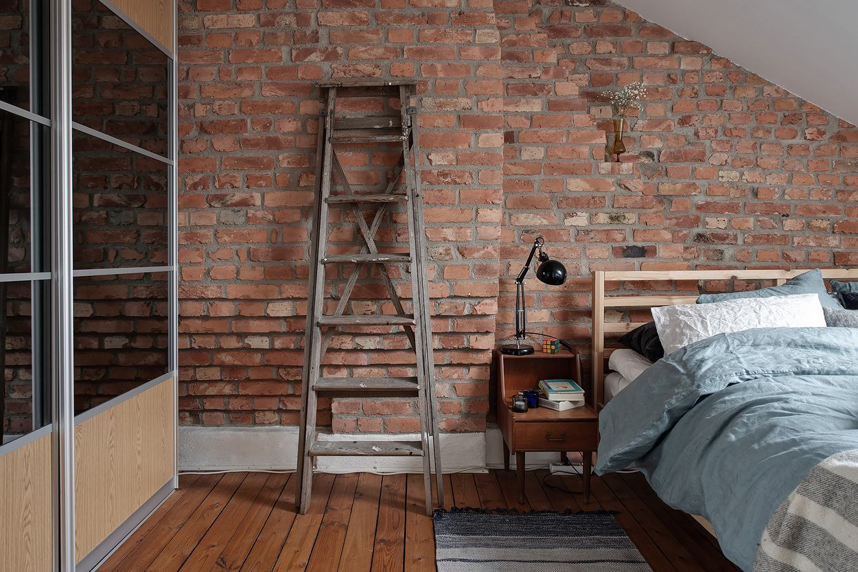 Elbűvölő, vidéki hangulatú berendezés lakásban - tégla, különleges tapéták, gerendák, fa padló, régi bútorok - 62m2 két szinten Elbűvölő, vidéki hangulatú berendezés lakásban - tégla, különleges tapéták, gerendák, fa padló, régi bútorok - 62m2 két szinten