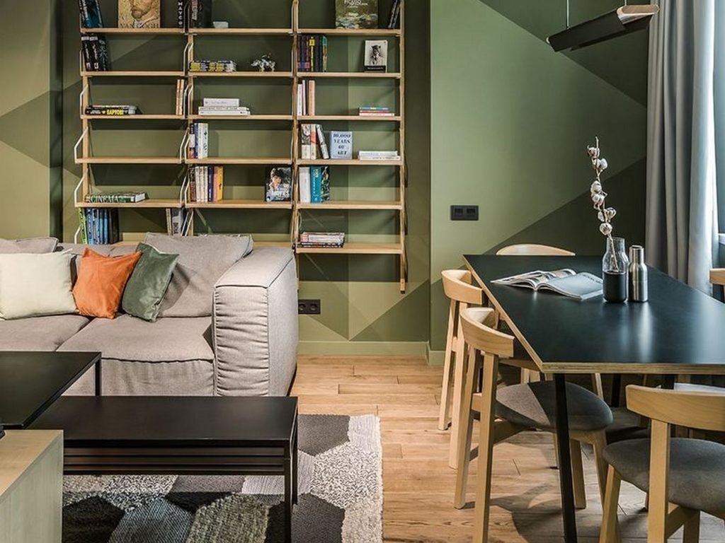 Hölgy új, modern lakása zöld árnyalatokkal, geometrikus mintákkal, a hálószobában puha falpanelekkel